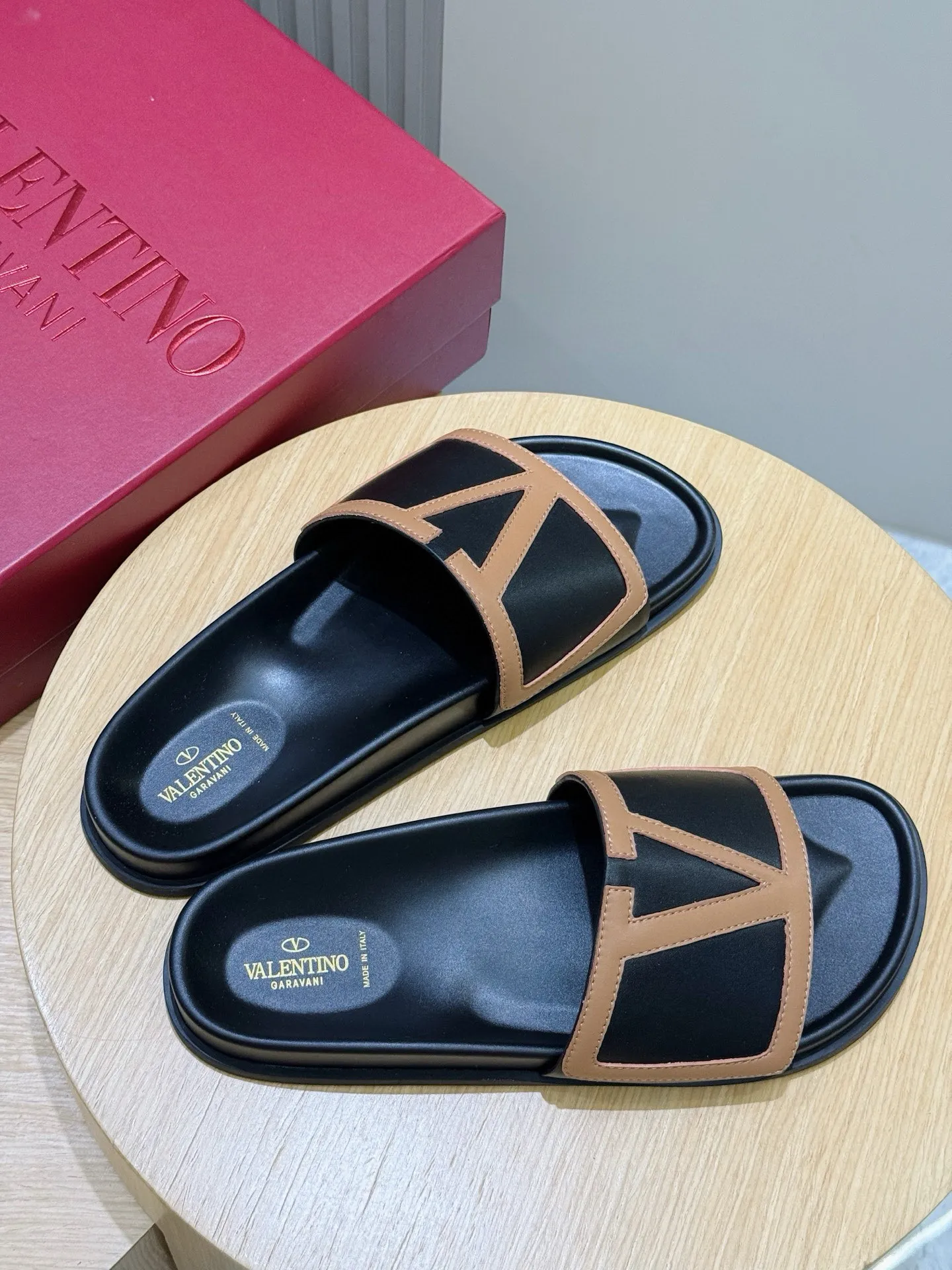 [VALENTINO] Top P: 540💰 Size: 39-44 (customized at 38.45) 🆕2025VLT — Valentino’s latest summer men’s slippers. The use of imported cowhide elements on slippers has been sublimated! It is worthy of recognition both visually and in terms of quality. Excellent quality, comfortable and durable! The embellishment of the perforated V hardware on the toe adds a sense of fashion! Cowhide feet